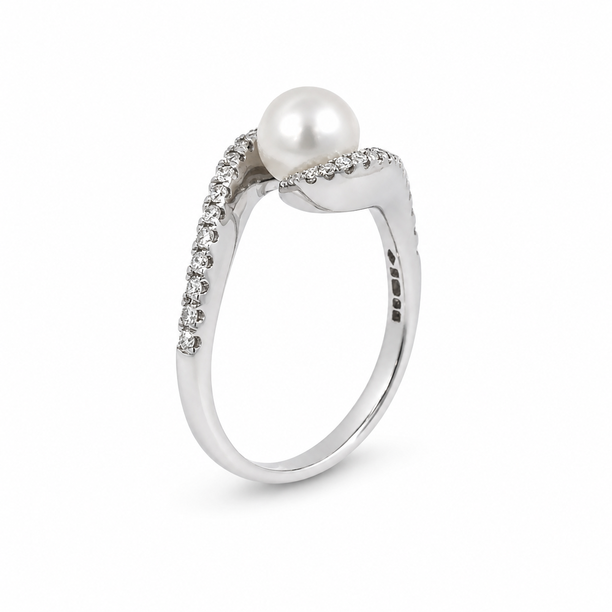 18ct Pearl &amp; 0.20ct Diamond Ring