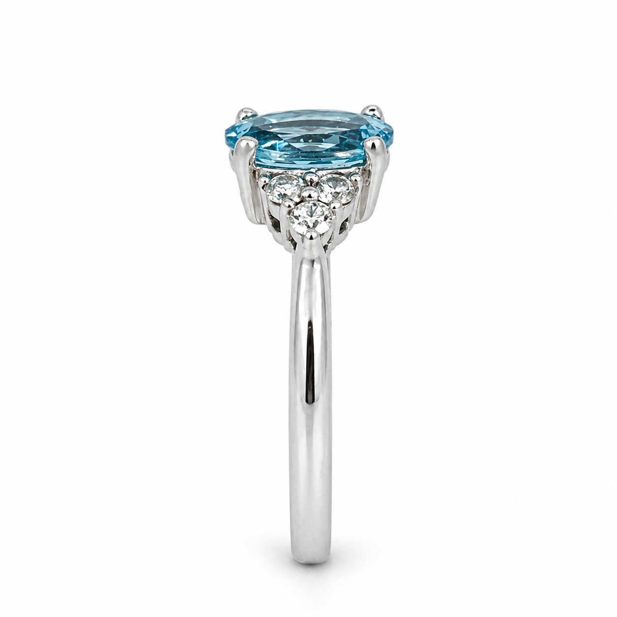 18ct Aquamarine &amp; Diamond Cluster Ring