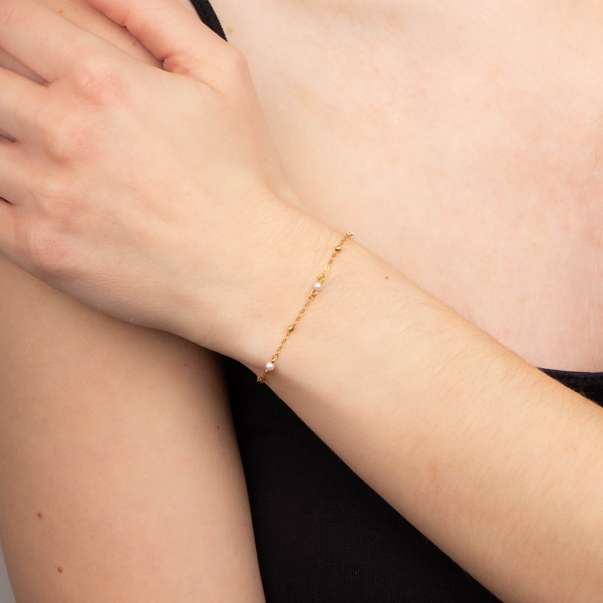 Trace Chain Station Bracelet with Freshwater Pearls in 9ct Yellow Gold - Robert Anthony Jewellers, Edinburgh