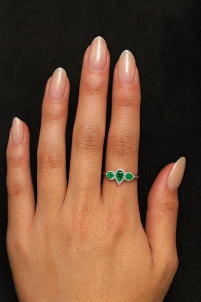 18ct White Gold Emerald &amp; Diamond Cluster Ring